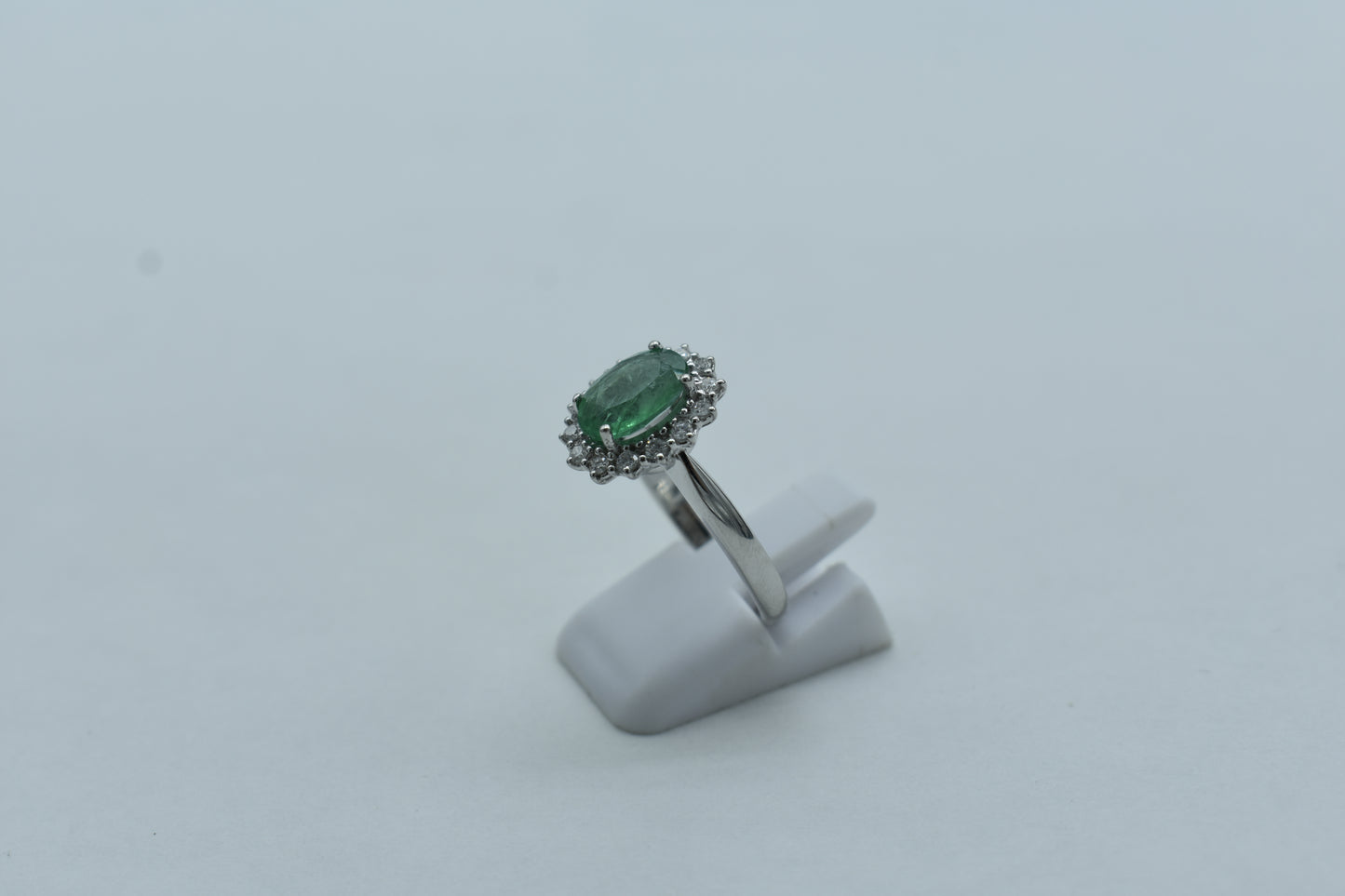 Anello con smeraldo e diamanti