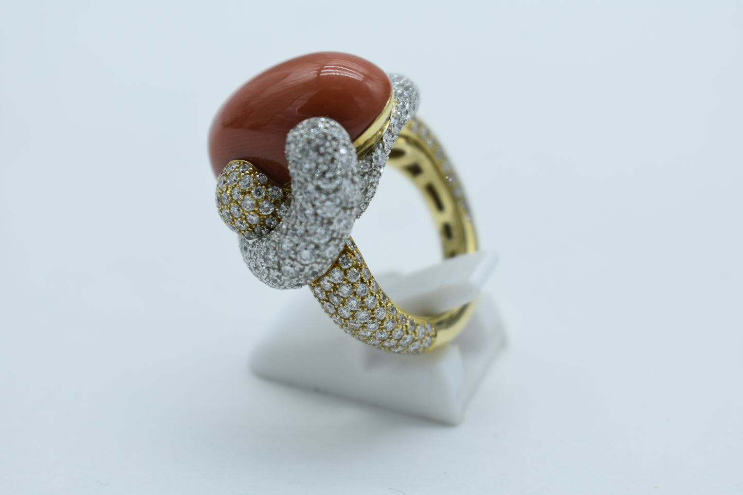 Anello con diamanti e spola di corallo