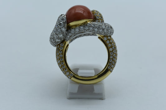 Anello con diamanti e spola di corallo