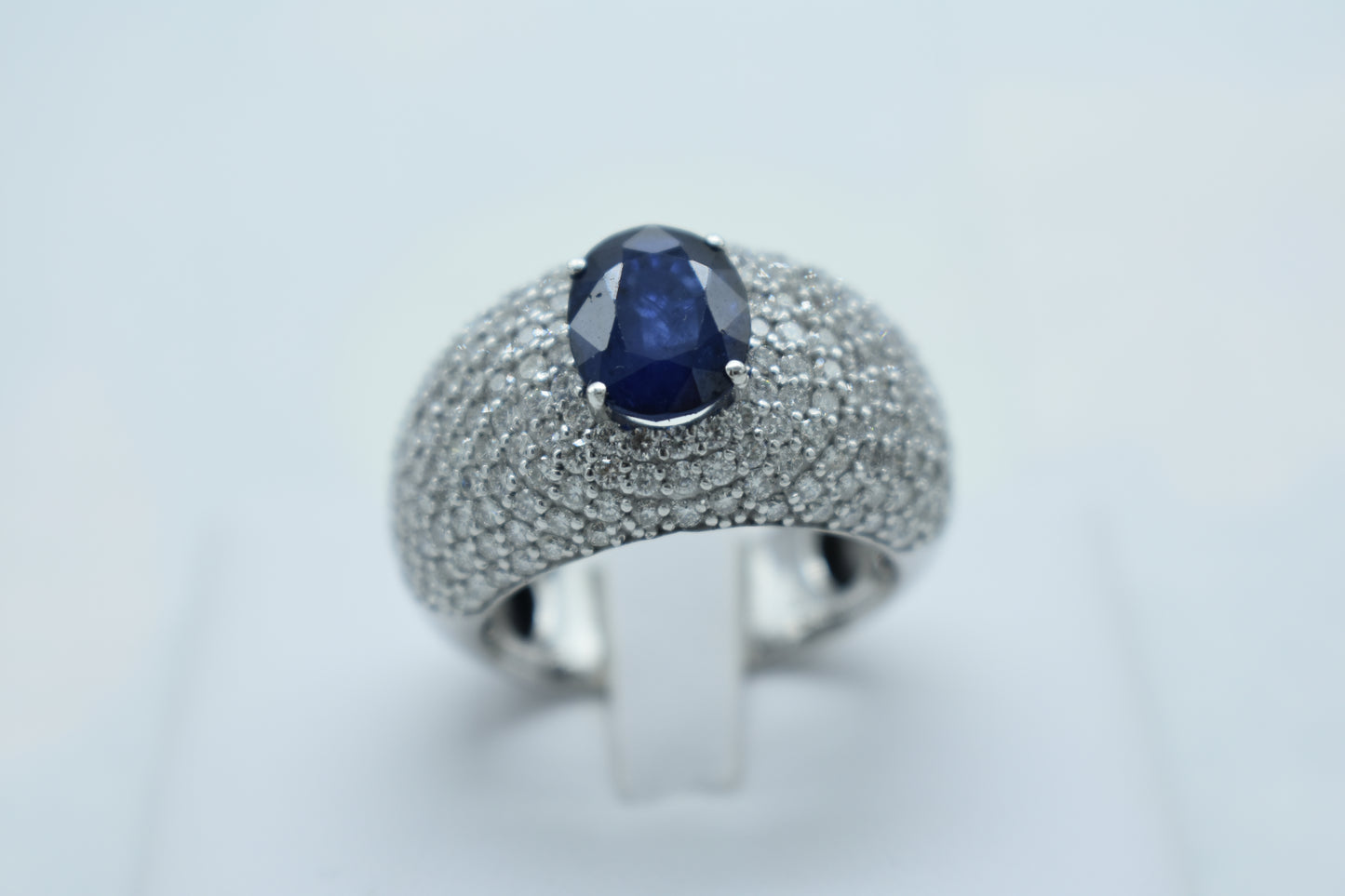 Anello a fascia di diamanti e zaffiro