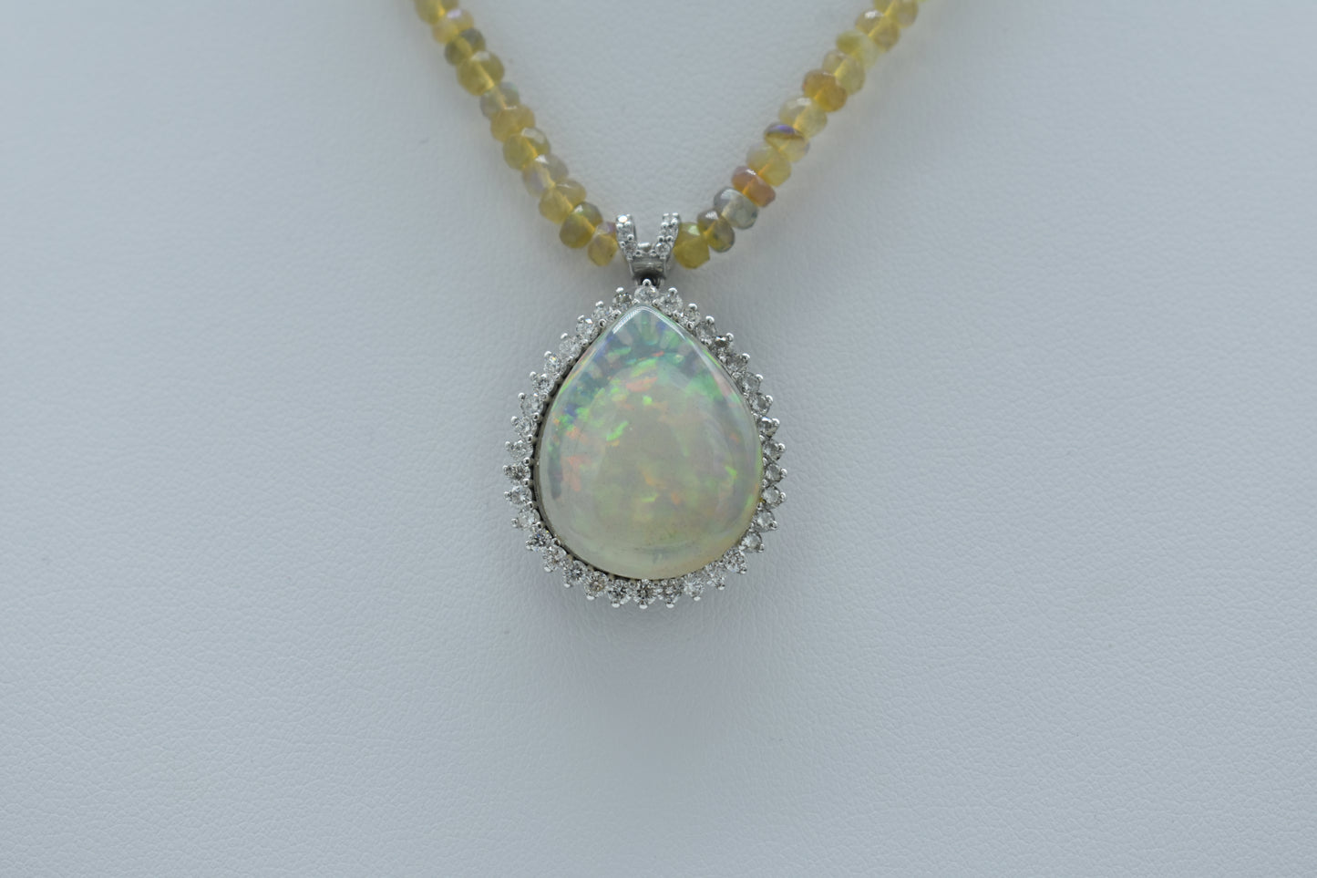 Collana con filo di con opale