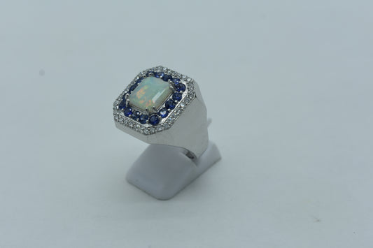 Anello con Opale e giro di Zaffiri e Diamanti