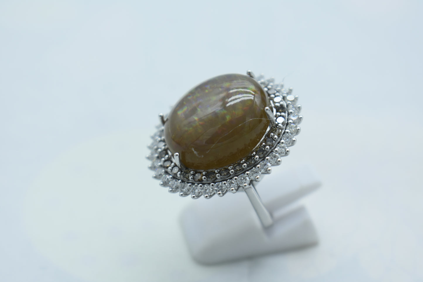 Anello con opale giallo e diamanti