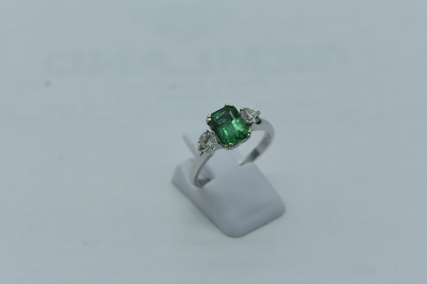 Anello con Smeraldo e Diamanti laterali