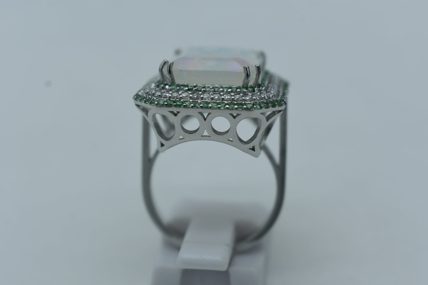 Anello con Opale e giro di Diamanti e Smeraldi