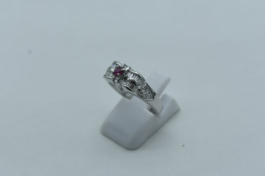 Anello con diamanti e rubino