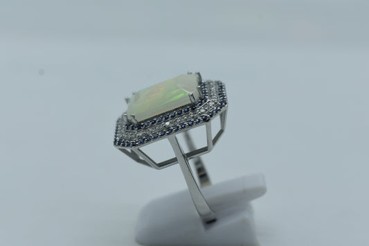 Anello con Opale e giro di Zaffiri e Diamanti