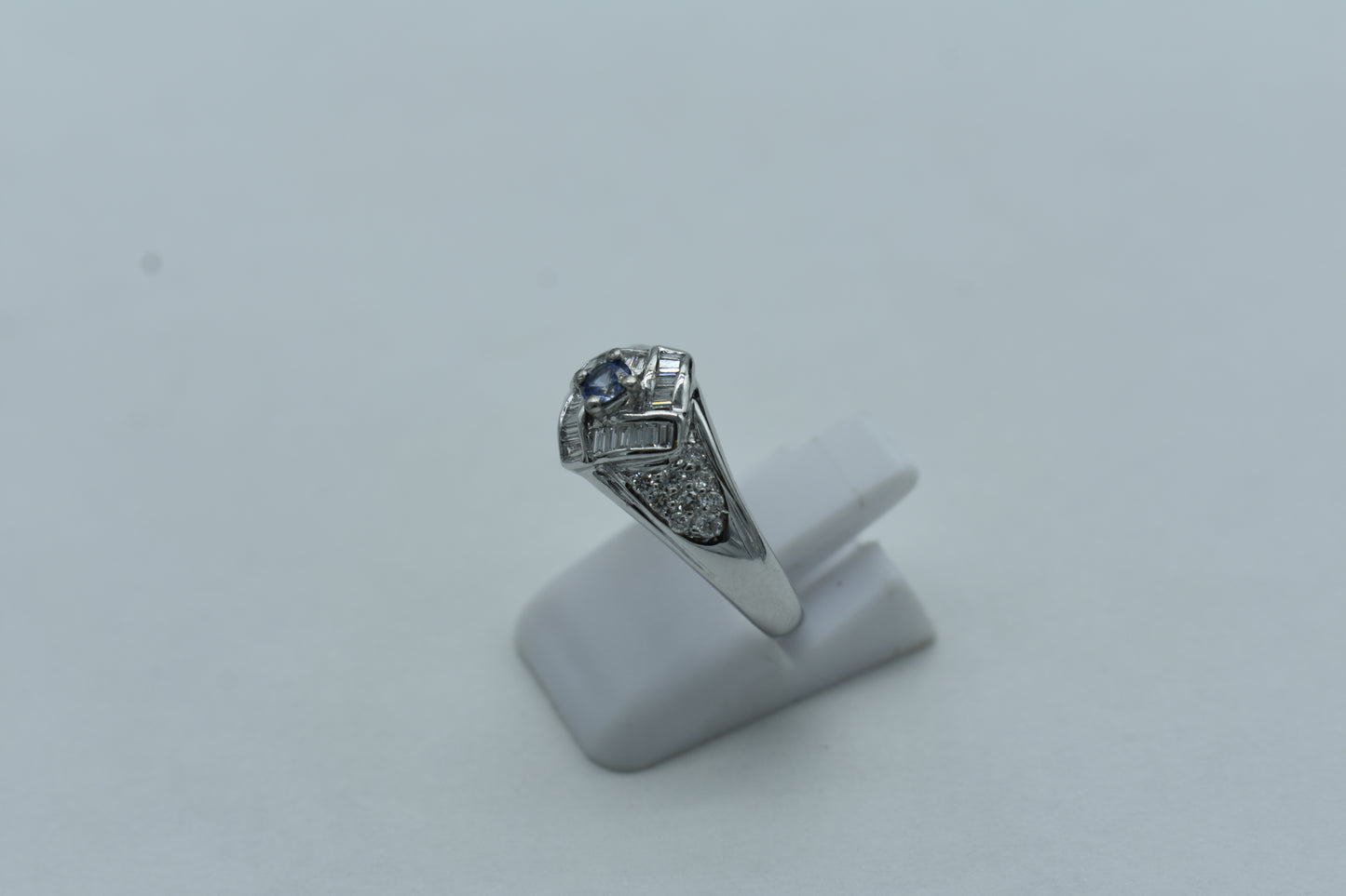Anello con diamanti e zaffiro