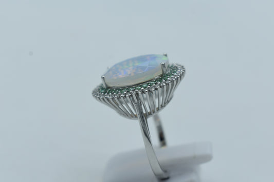 Anello con Opale e giro di Diamanti e Smeraldi