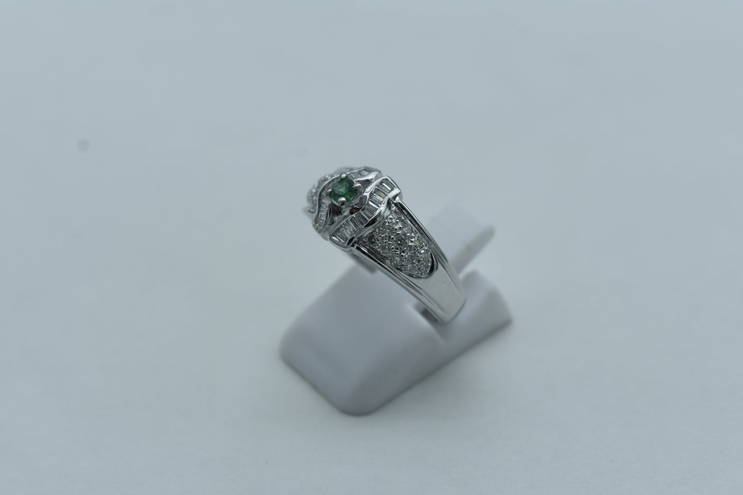 Anello con diamanti e smeraldo