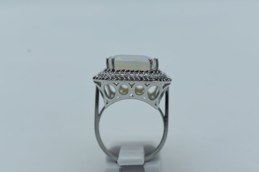 Anello con Opale e giro di Rubini e Diamanti