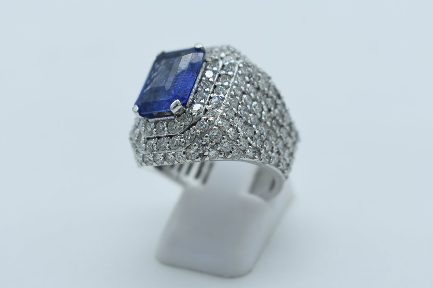 Anello a fascia di zaffiro