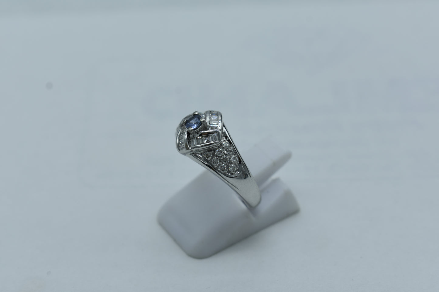 Anello con diamanti e zaffiro
