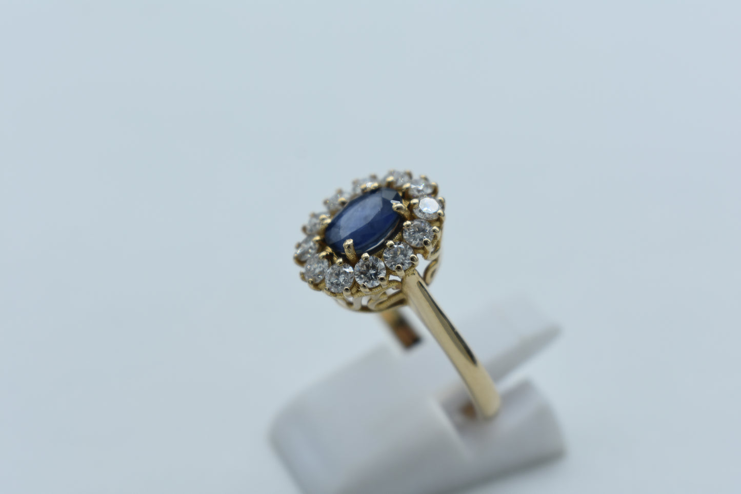 Anello con zaffiro e diamanti