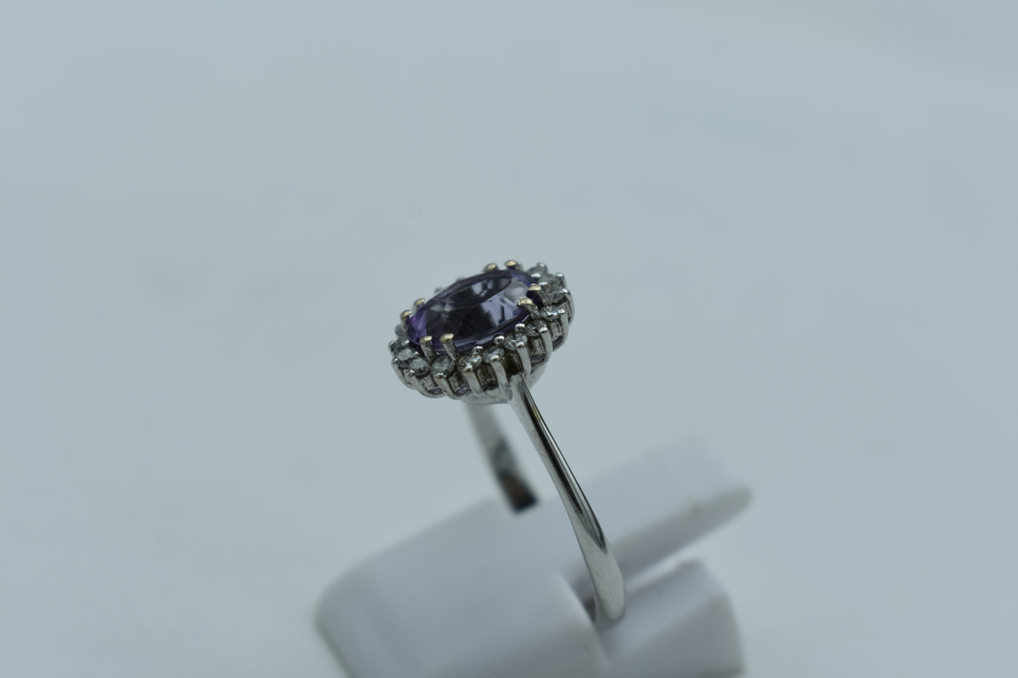 Anello con ametista e diamanti