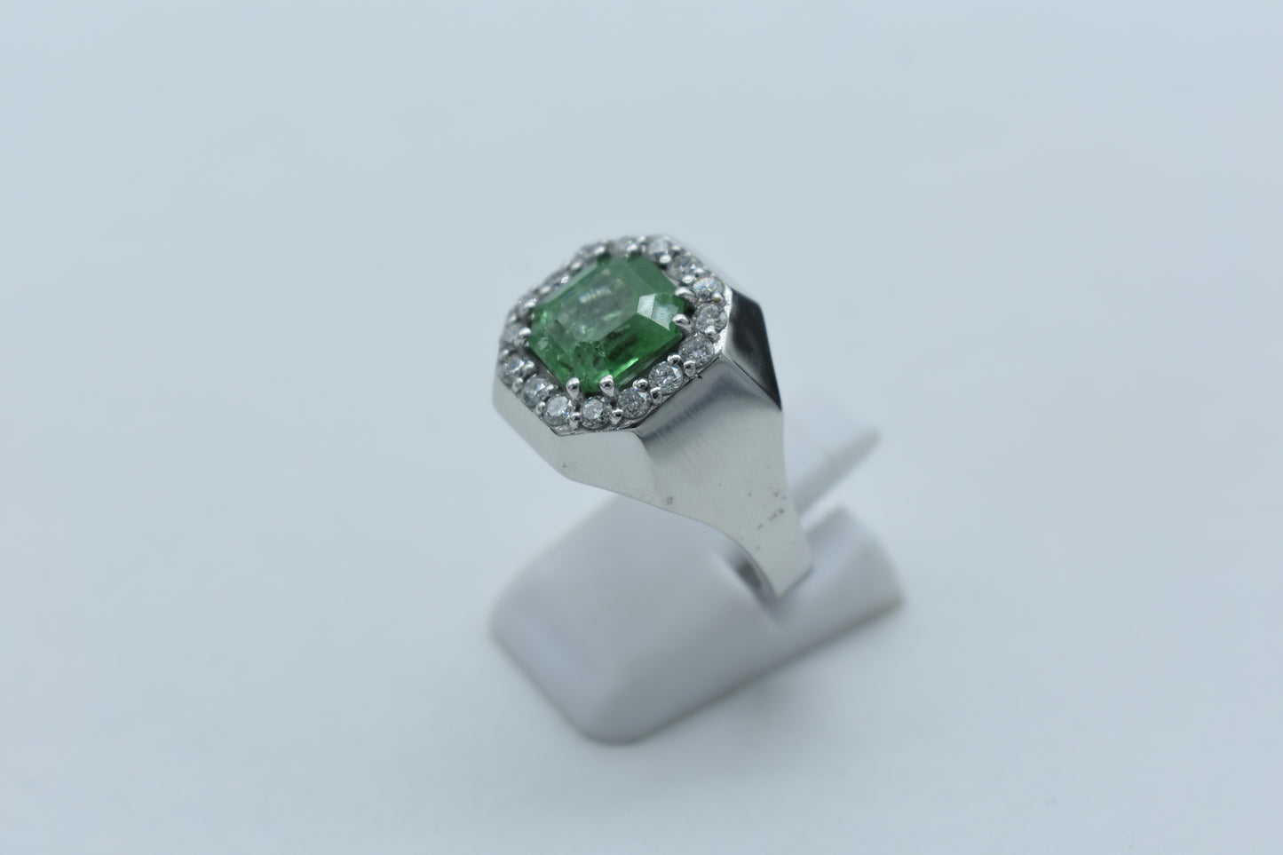 Anello chevalier smeraldo