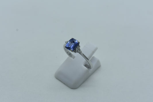 Anello con lo zaffiro