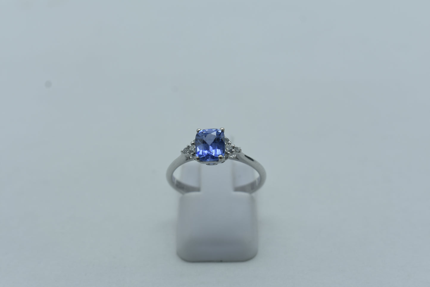 Anello con lo zaffiro