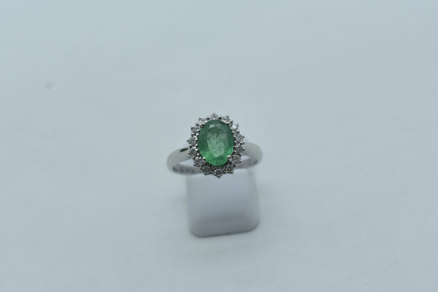 Anello con smeraldo e diamanti