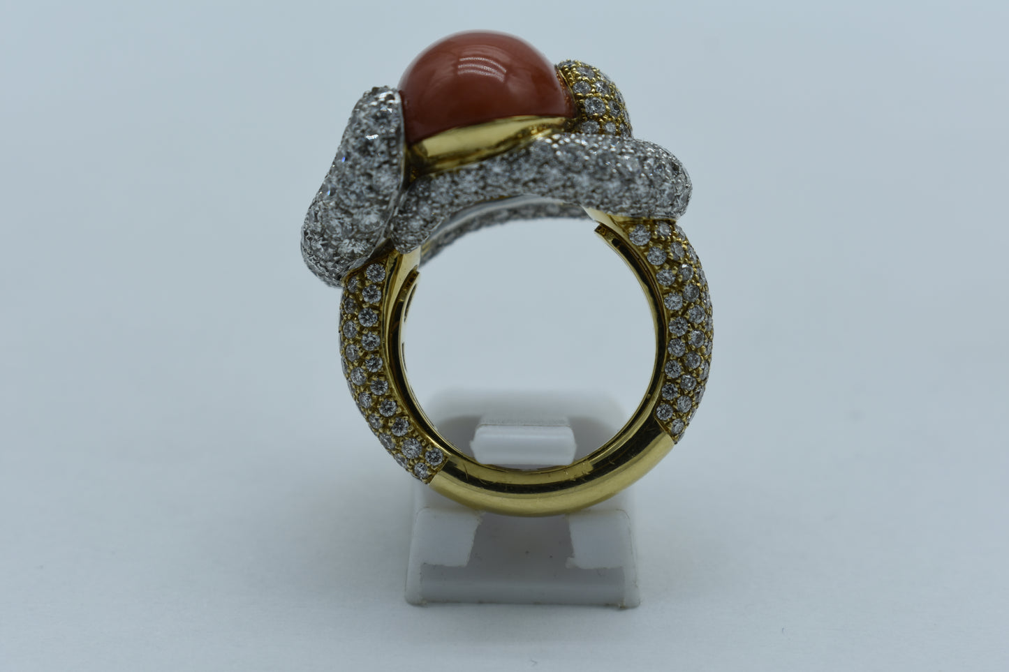 Anello con diamanti e spola di corallo