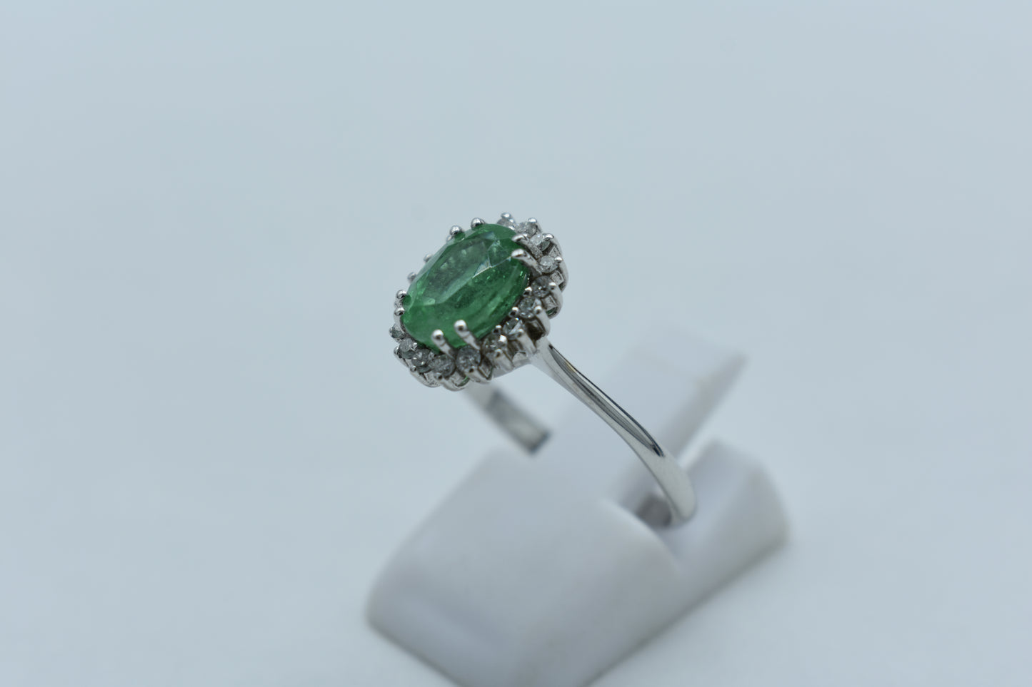 Anello con smeraldo e diamanti