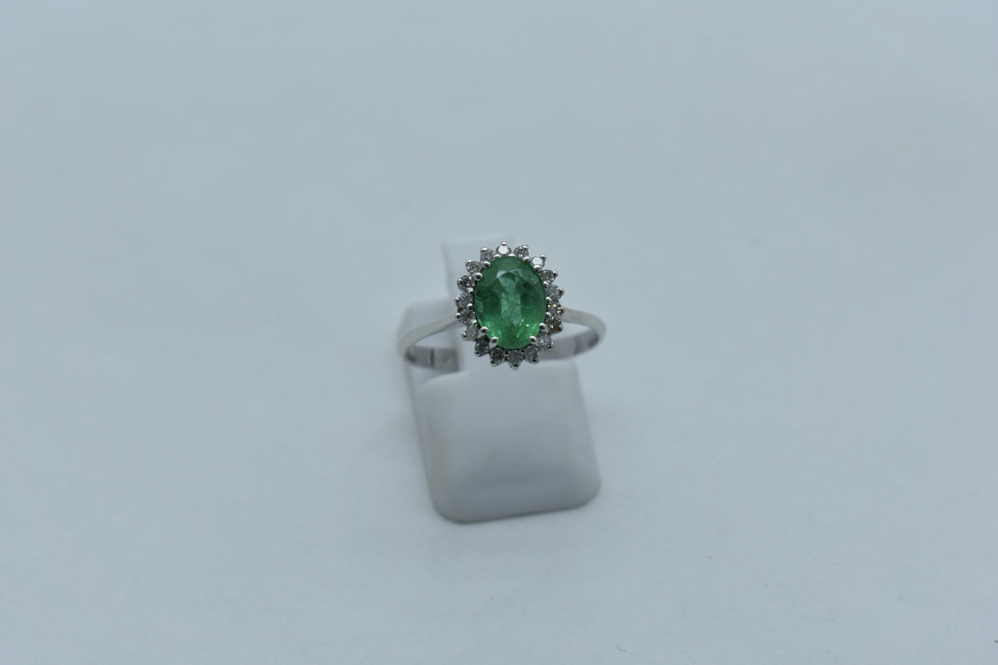 Anello con smeraldo e diamanti