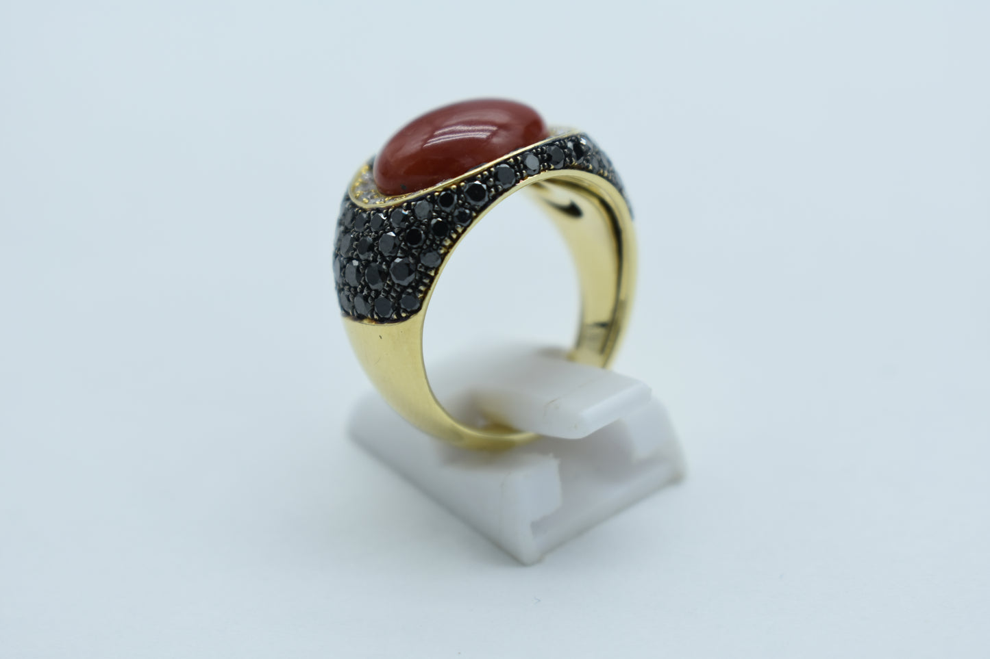 Anello spola di corallo e diamanti neri e bianchi