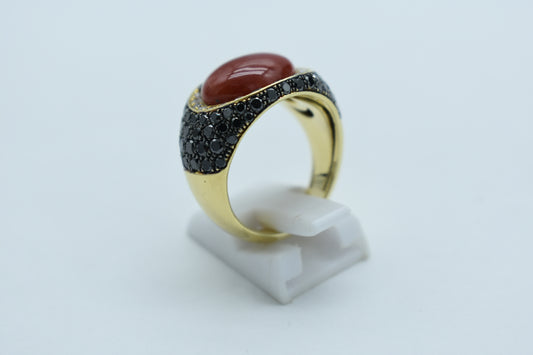 Anello spola di corallo e diamanti neri e bianchi