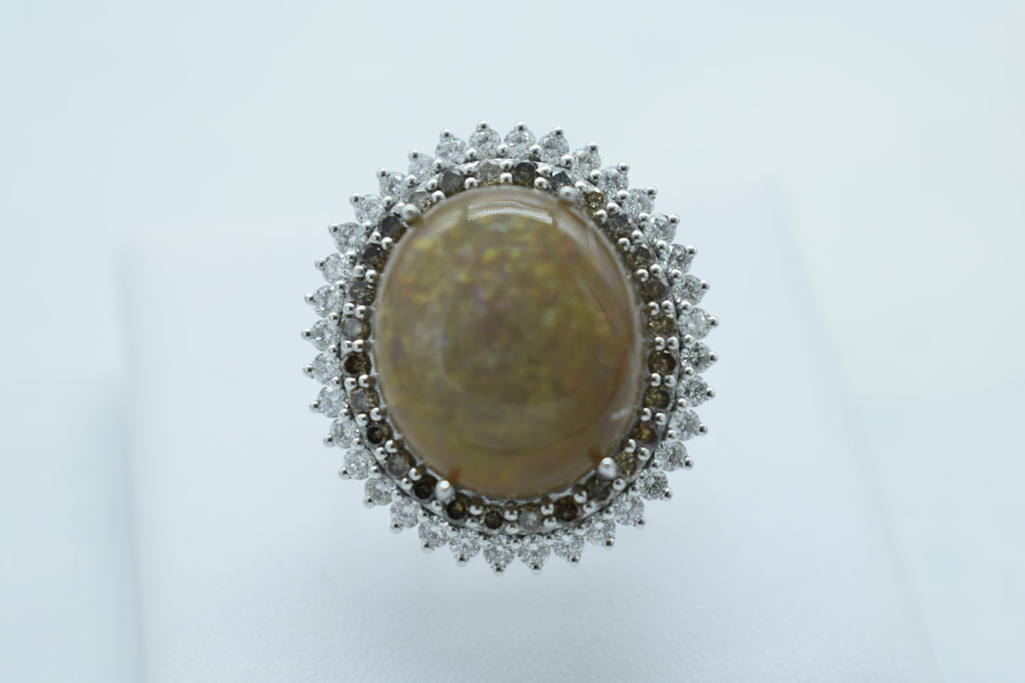 Anello con opale giallo e diamanti