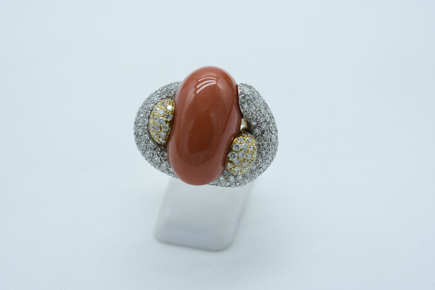 Anello con diamanti e spola di corallo