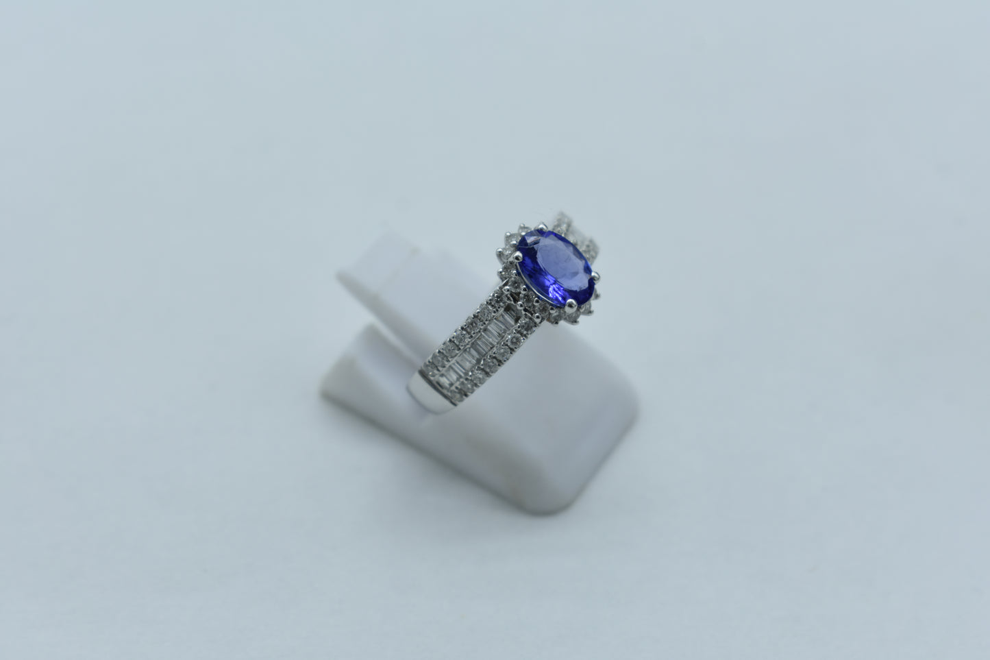 Anello con tanzanite e diamanti