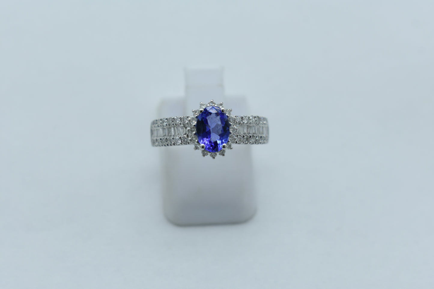 Anello con tanzanite e diamanti
