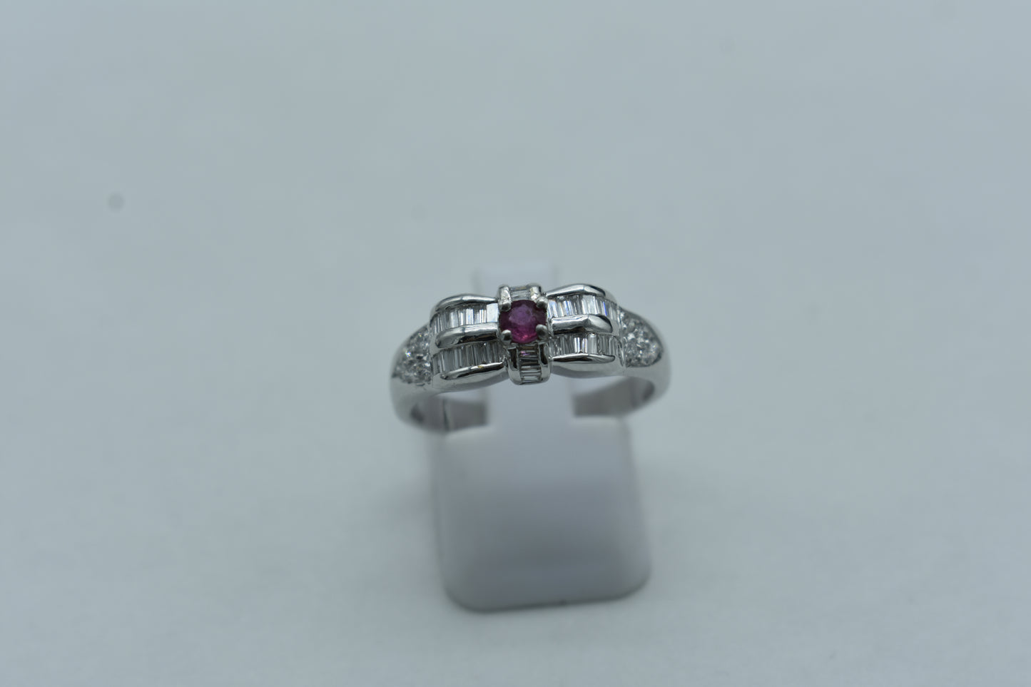 Anello con diamanti e rubino