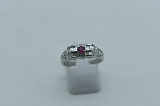 Anello con diamanti e rubino