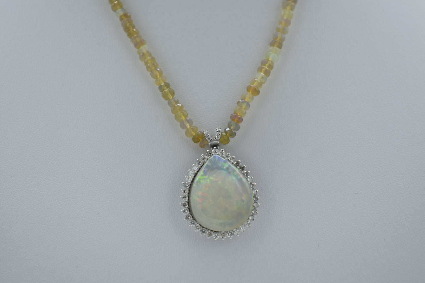 Collana con filo di con opale