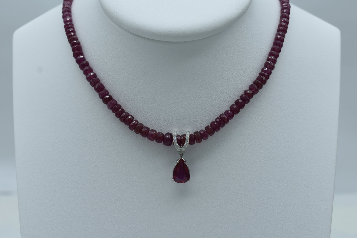 Collana filo di rubini con pendente