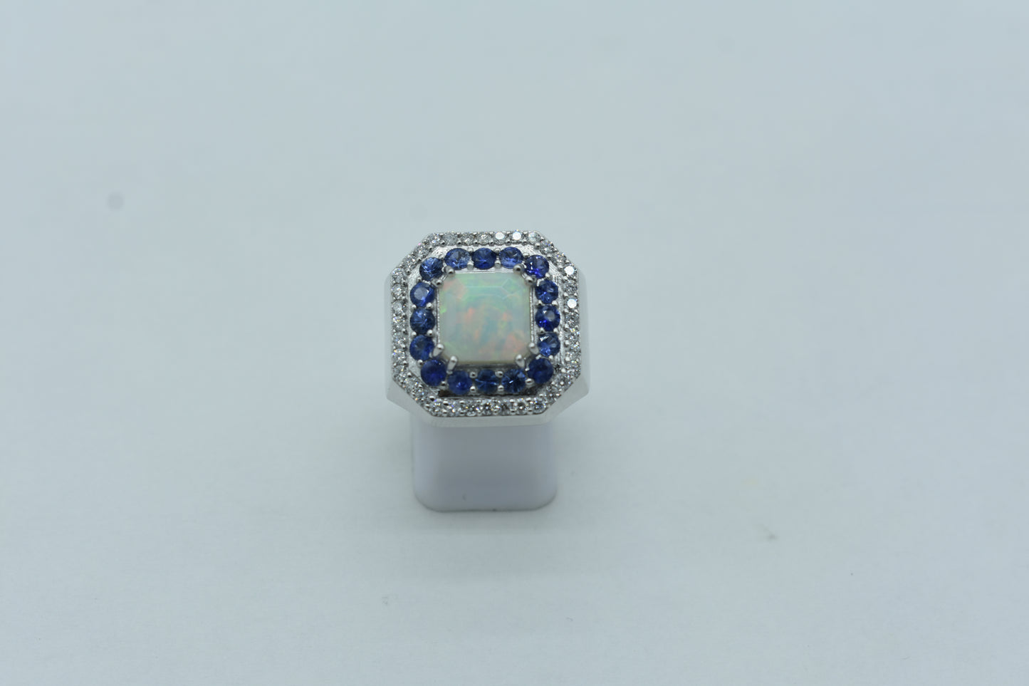 Anello con Opale e giro di Zaffiri e Diamanti