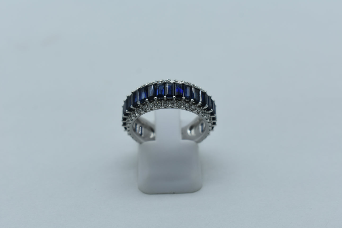 Anello fascia zaffiri e diamanti