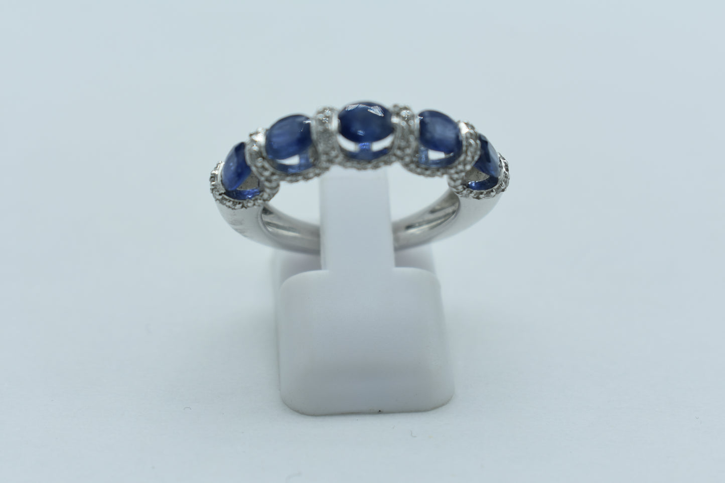 Anello veretta di zaffiri