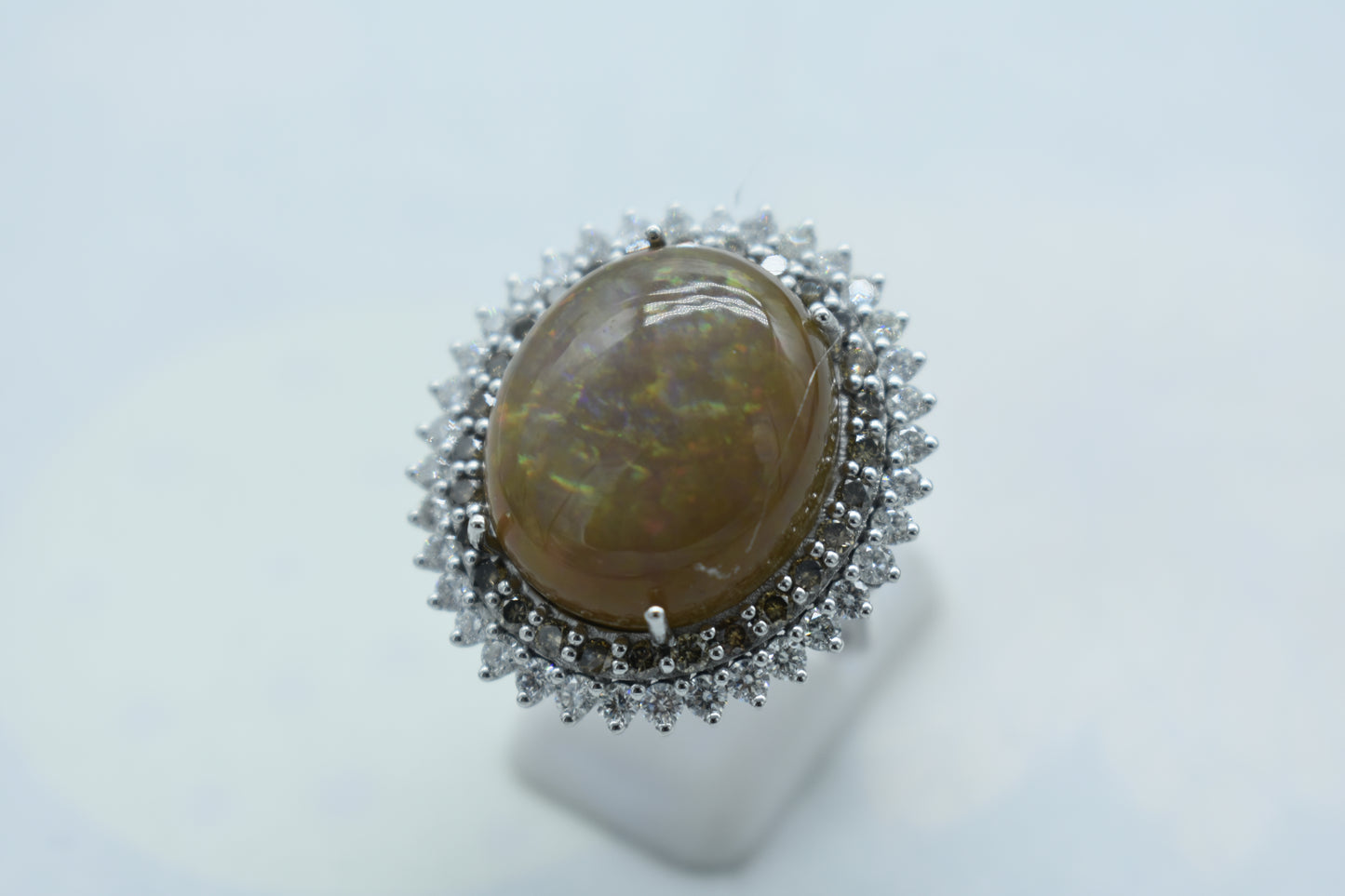 Anello con opale giallo e diamanti