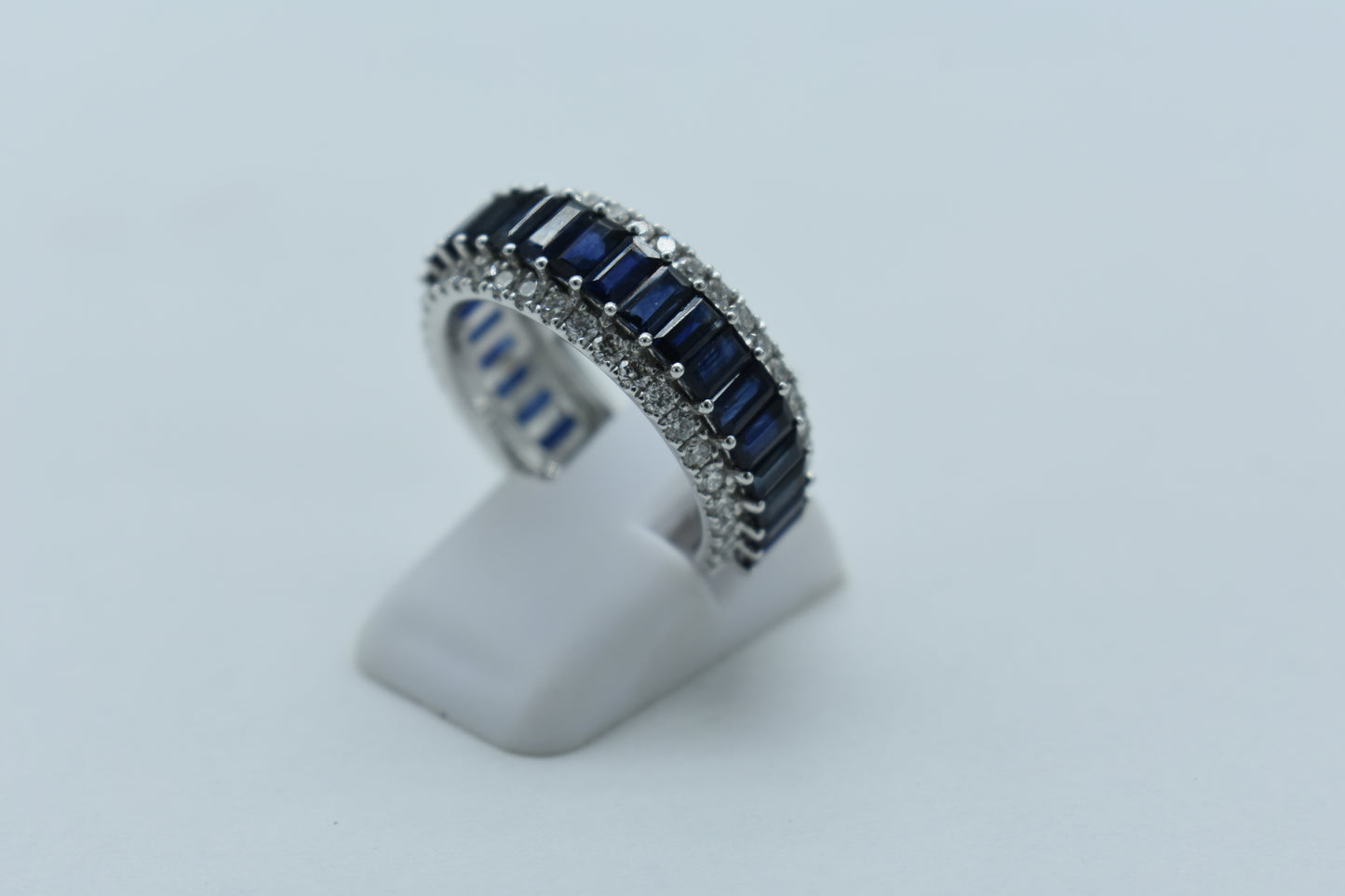 Anello fascia zaffiri e diamanti