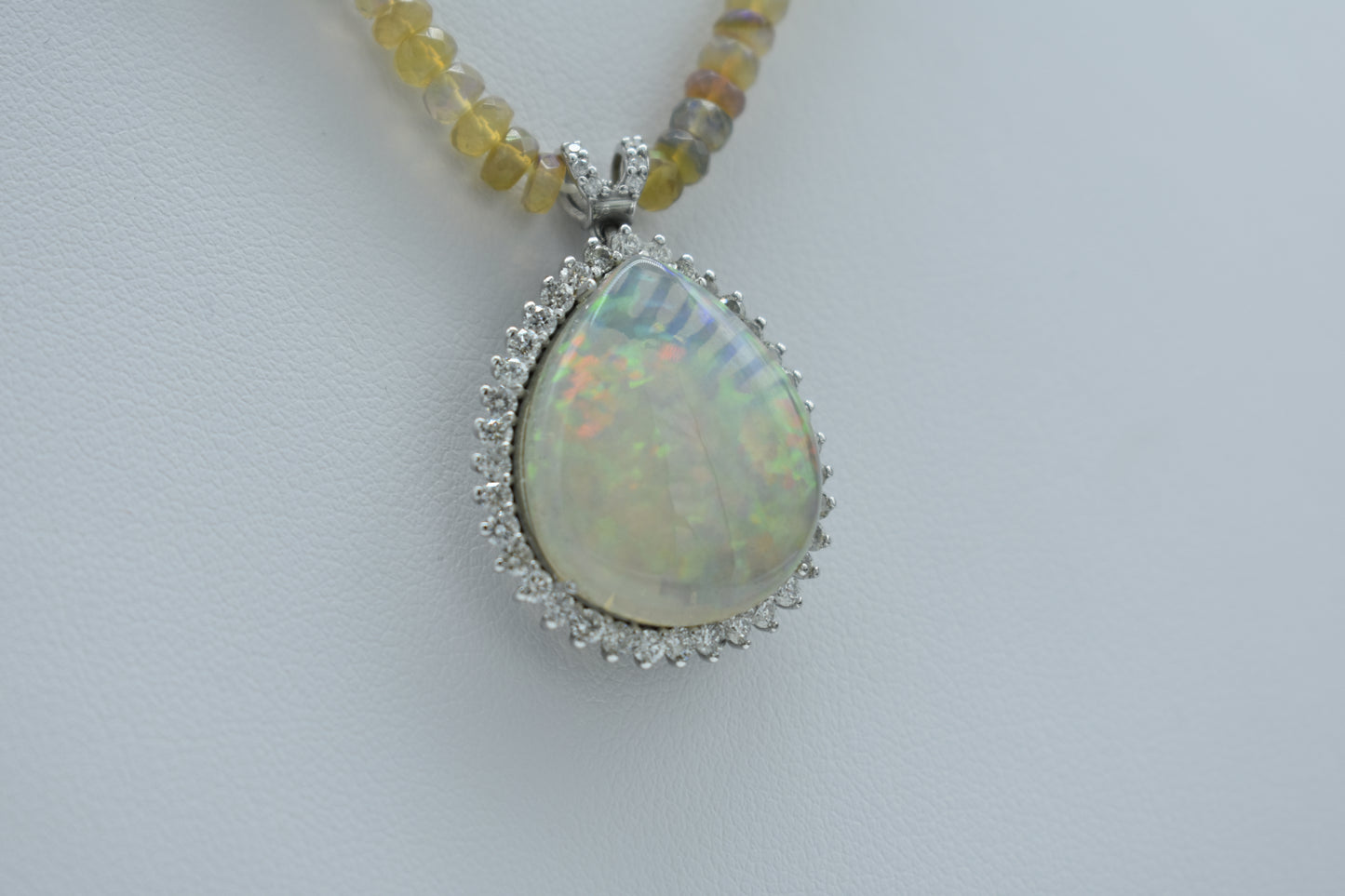 Collana con filo di con opale