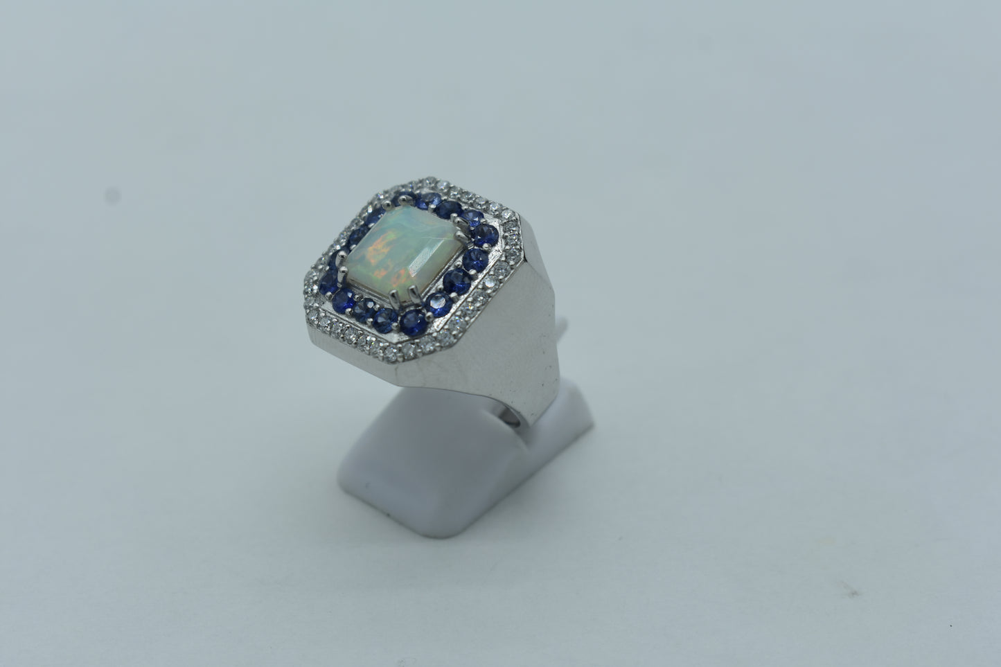 Anello con Opale e giro di Zaffiri e Diamanti