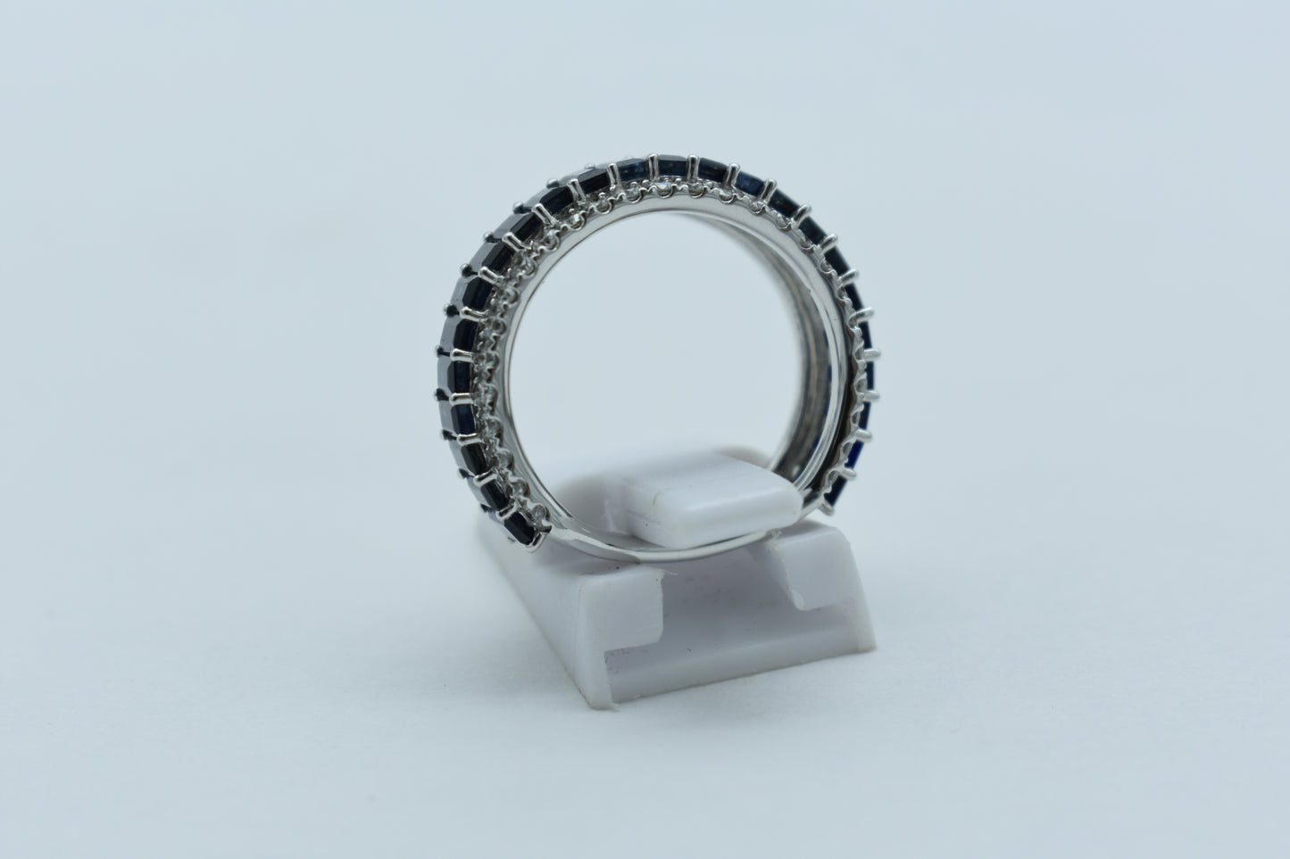 Anello fascia zaffiri e diamanti