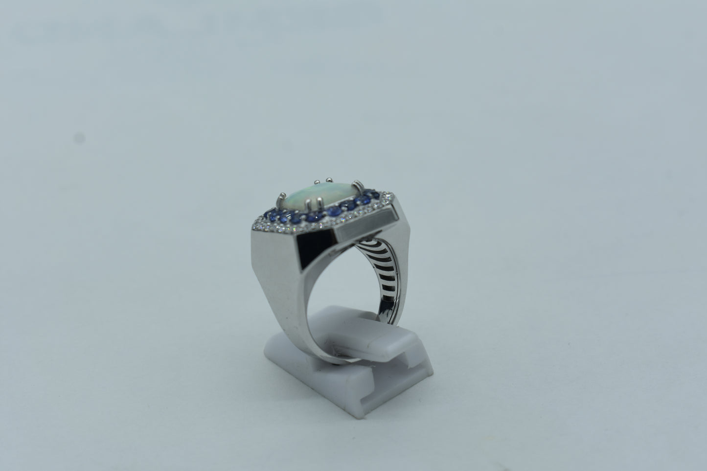 Anello con Opale e giro di Zaffiri e Diamanti
