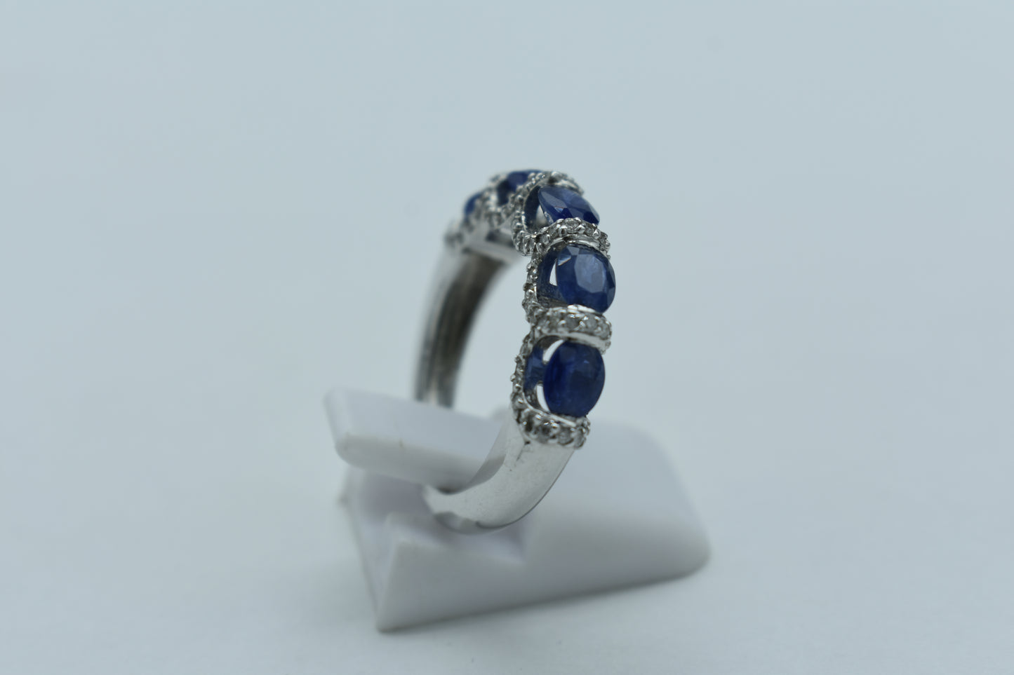 Anello veretta di zaffiri