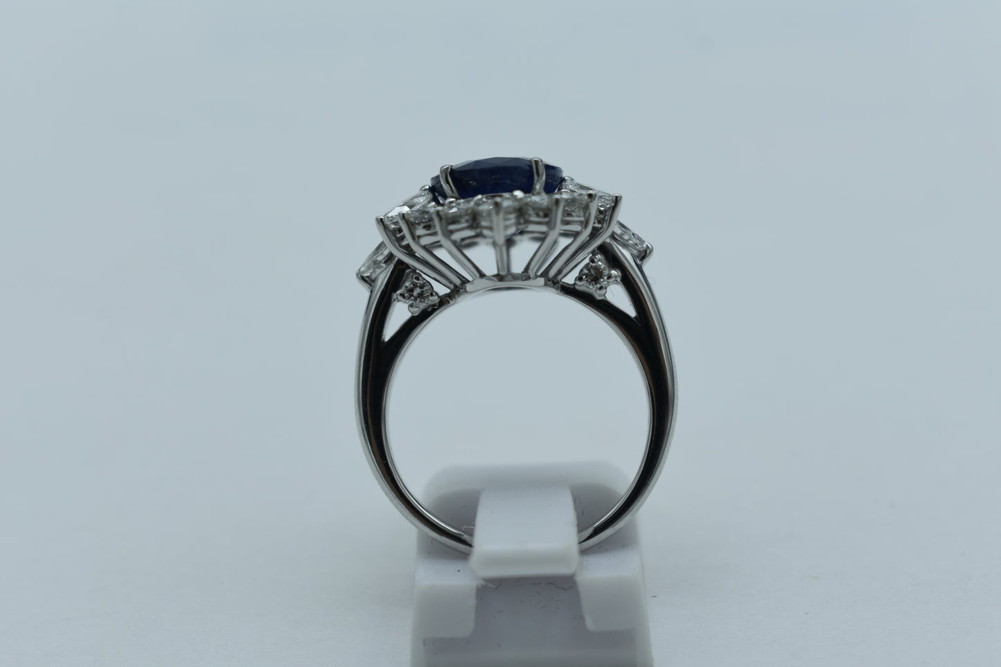 Anello di zaffiro con diamanti