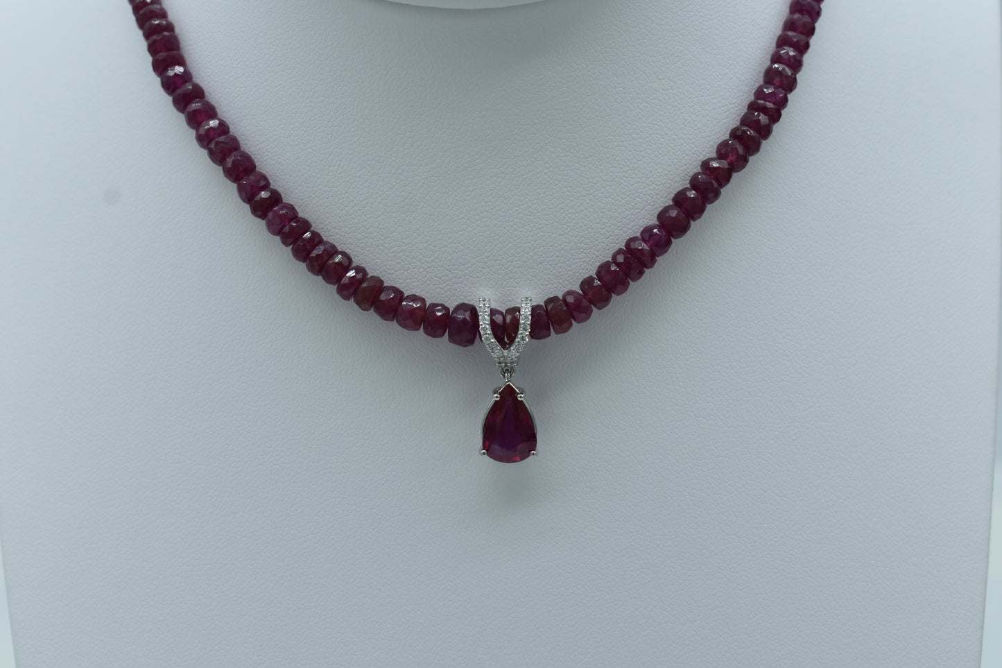 Collana filo di rubini con pendente