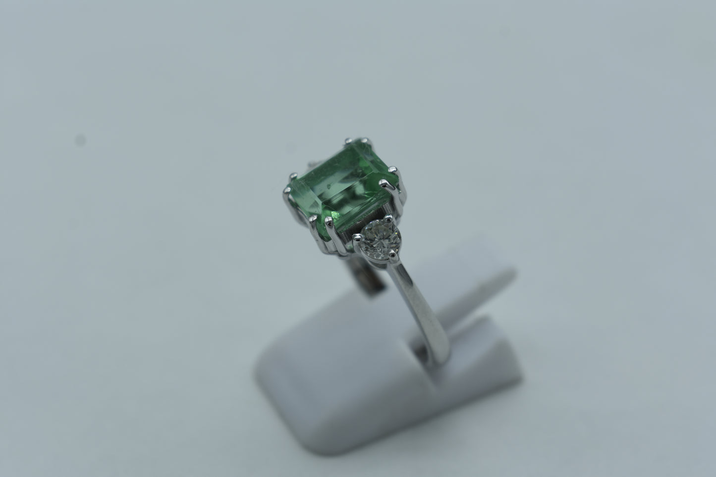 Anello con diamanti e smeraldo