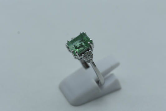 Anello con diamanti e smeraldo